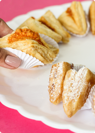 Imagem de salgados folhados de queijo e de cupuaçu do kit festa da Alemã