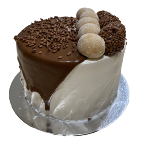 Imagem torta especial ninho com chocolate decorada com ganache e brigadeiros no topo