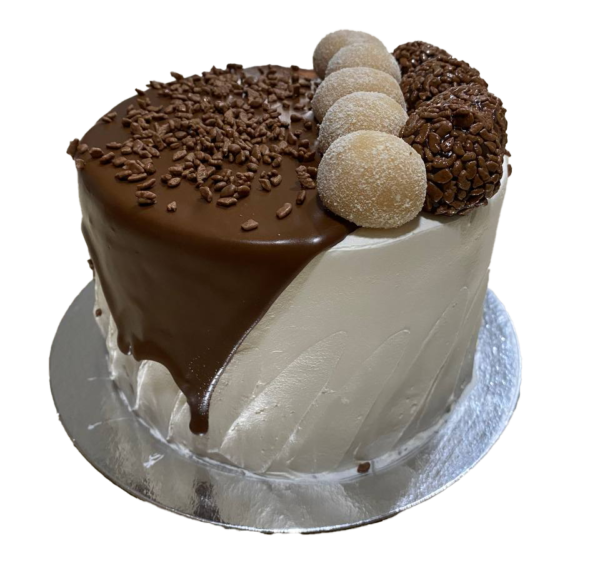 Imagem torta especial ninho com chocolate decorada com ganache e brigadeiros no topo