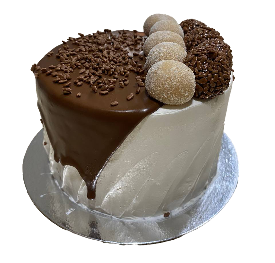 Imagem torta especial ninho com chocolate decorada com ganache e brigadeiros no topo