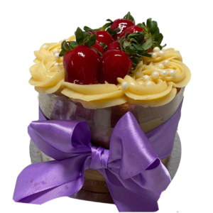 Imagem torta naked de morango com premium com acetinado ao redor e um laço roxo.