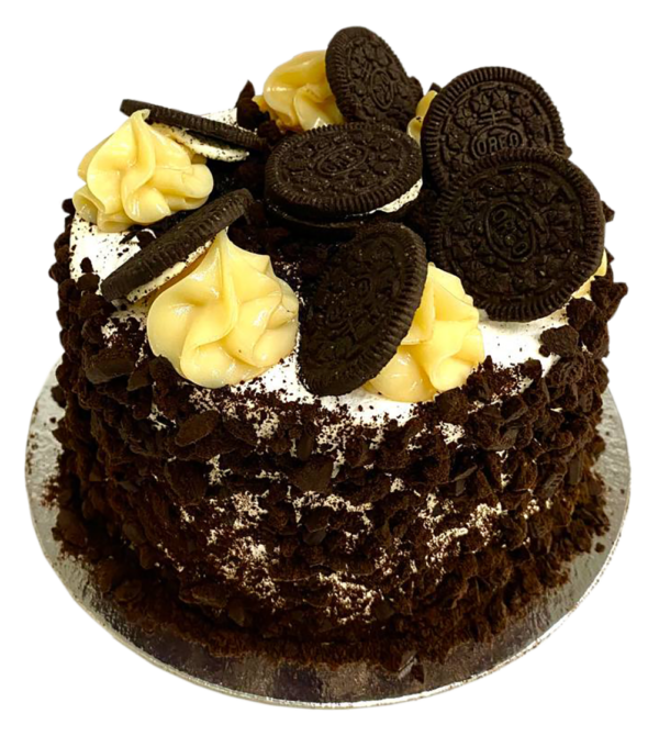 Imagem da Torta de Oreo da Alemã Confeitaria, com massa de chocolate, recheio branco, cobertura de calda de chocolate, chantilly e decoração de Oreo.