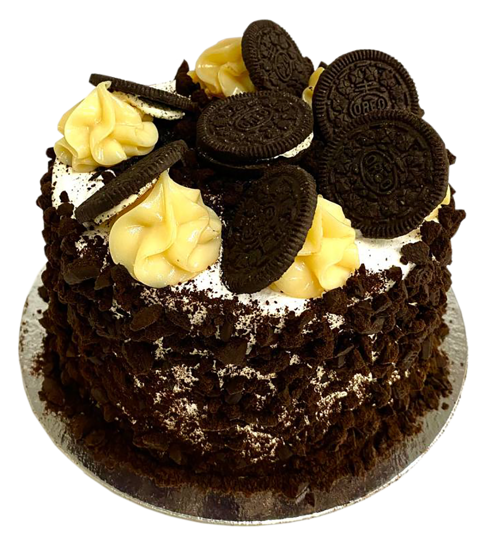 Imagem da Torta de Oreo da Alemã Confeitaria, com massa de chocolate, recheio branco, cobertura de calda de chocolate, chantilly e decoração de Oreo.