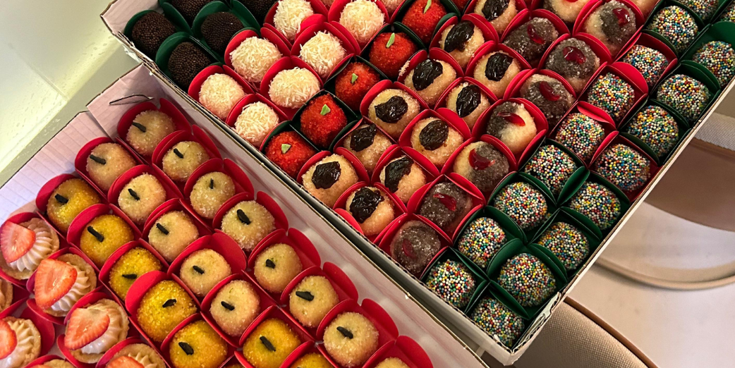 Encomenda de Doces para Festa em Manaus: brigadeiro, beijinho, moranguinho, olho de sogra, brigadeiro de maracujá, brigadeiro de limão, tartalete de cupuaçu e tartalete de morango.