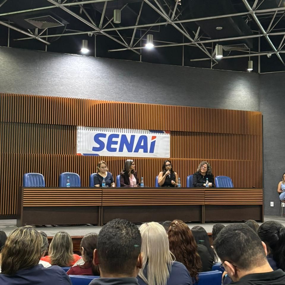 Plenária do Fórum Amazônico de Liderança Corporativa, com público e painel ao fundo