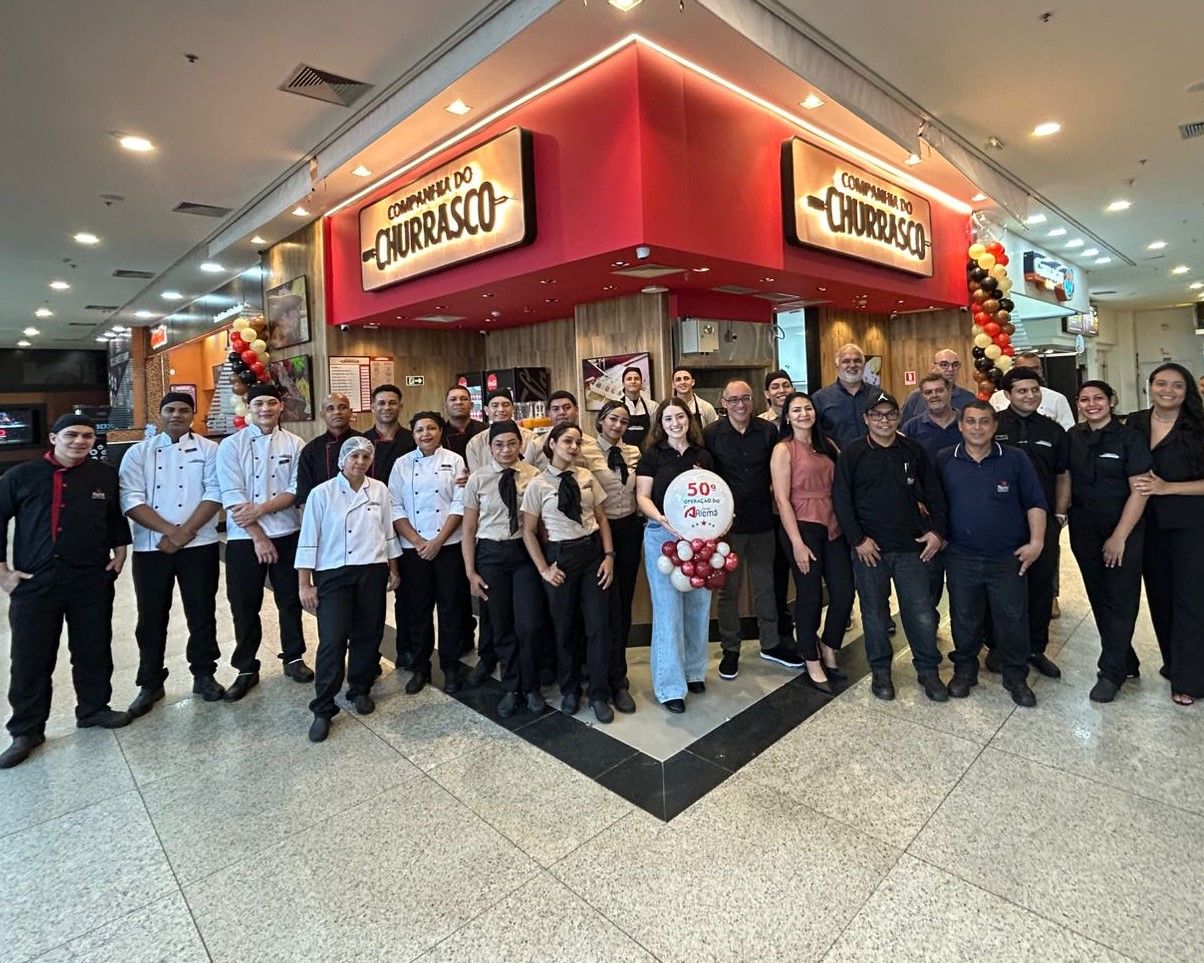 Equipe do Grupo Alemã reunida diante da loja Companhia do Churrasco no Sumaúma Park Shopping