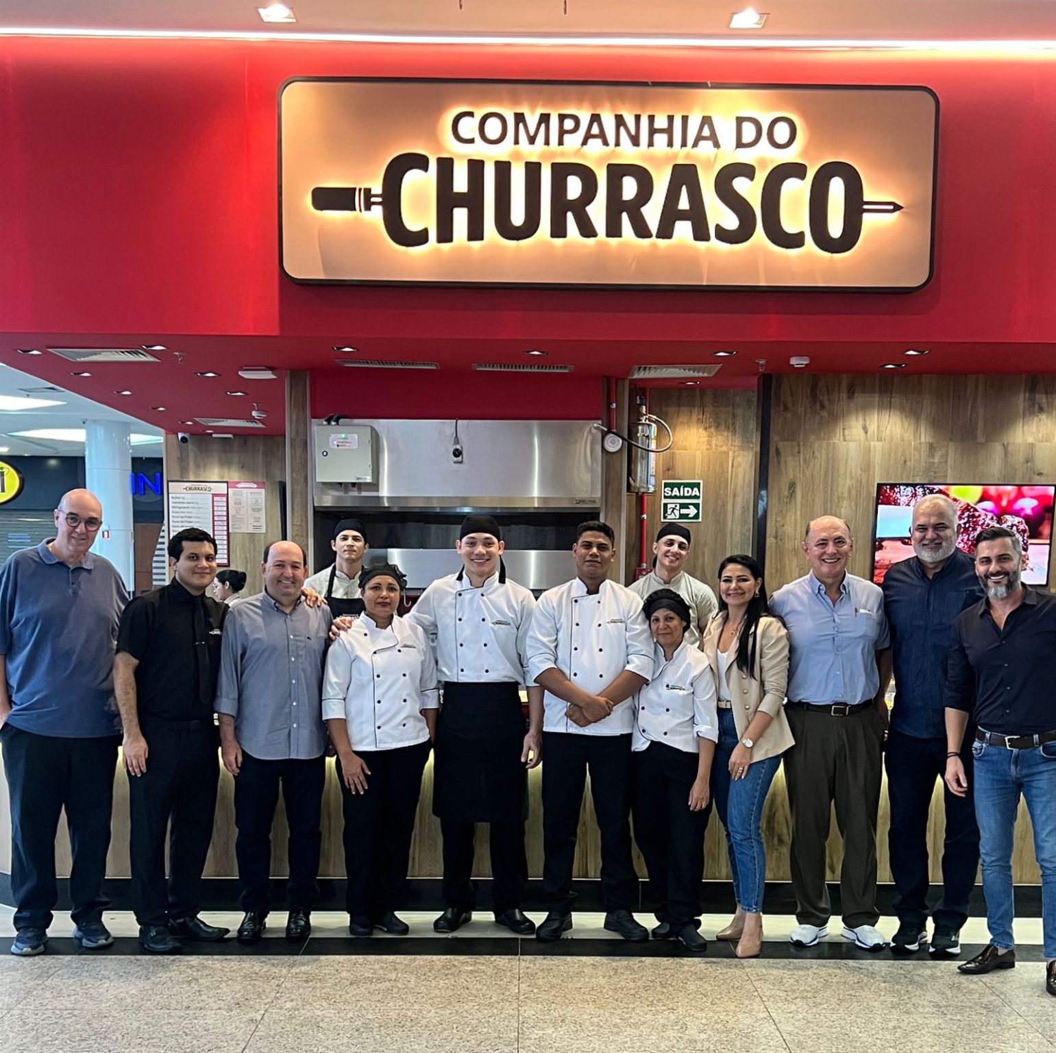 Executivos e equipe na inauguração da Companhia do Churrasco em Manaus