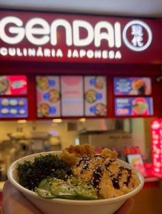 Prato da Gendai com salmão e legumes em destaque no balcão
