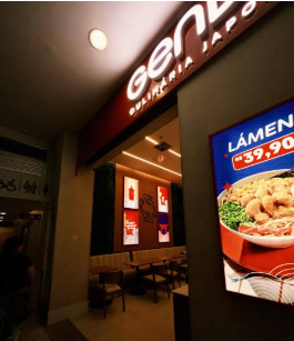 Entrada da Gendai com painel luminoso do cardápio, no Amazonas Shopping