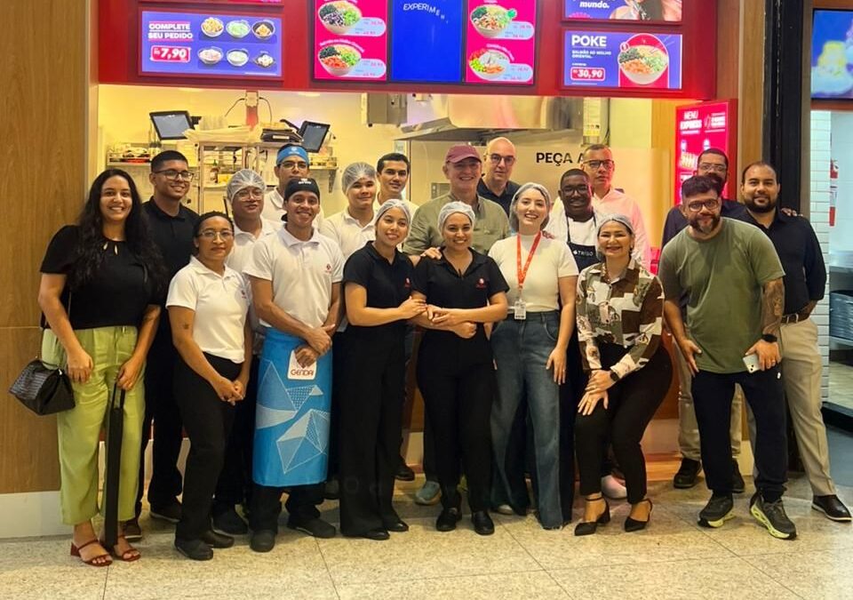 Equipe da Gendai nacional e do Grupo Alemã reunida na frente da loja Gendai, na inauguração no Amazonas Shopping