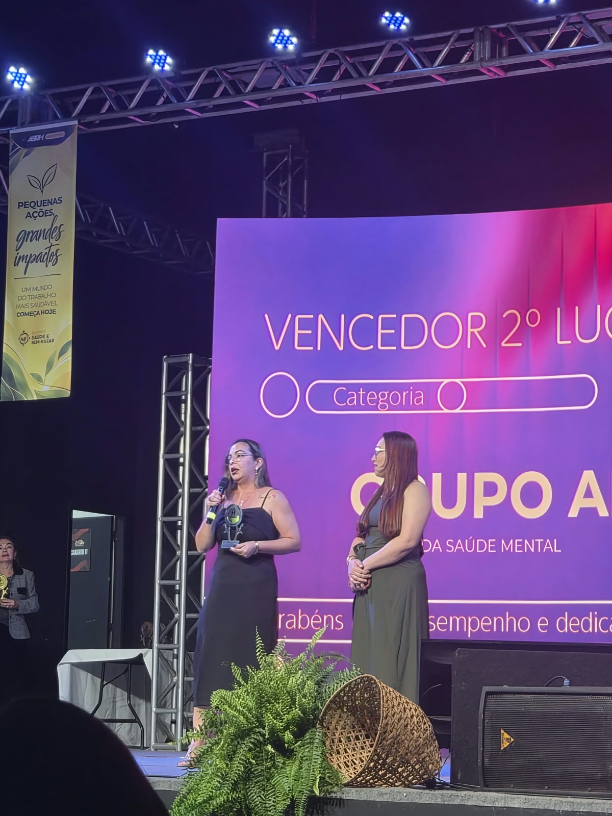 Representantes do Grupo Alemã no palco do Prêmio Ser Humano 2026 com o troféu de 2º lugar