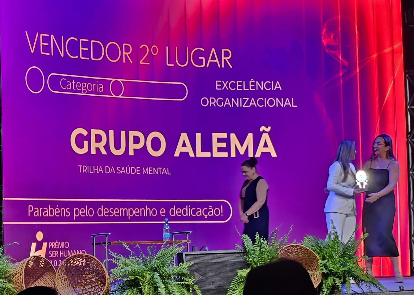Telão do Prêmio Ser Humano 2026 com o Grupo Alemã em 2º lugar na categoria Excelência Organizacional, com a Trilha da Saúde Mental