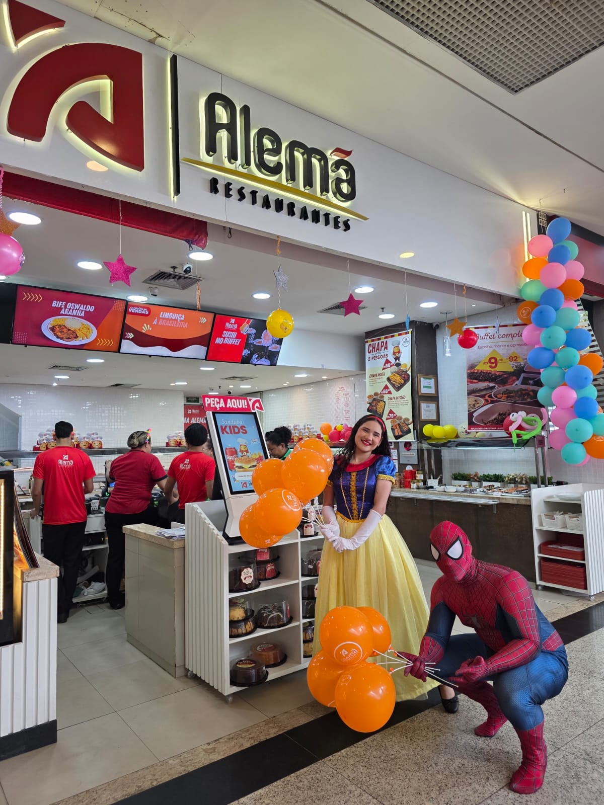 Equipe da Alemã Restaurantes com personagens fantasiados e balões no Dia das Crianças