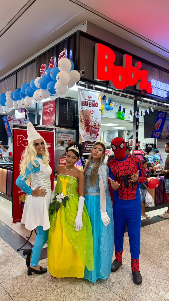Personagens fantasiados em frente a uma loja Bob’s no Dia das Crianças