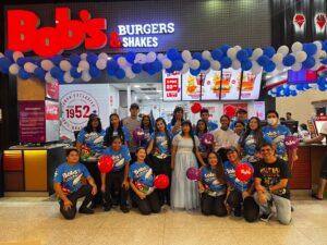 Equipe da loja Bob’s Grande Circular com camisas temáticas e balões no Dia das Crianças 2026