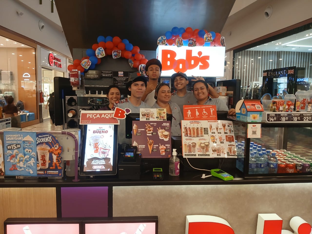 Equipe do quiosque Bob’s com decoração de balões no Dia das Crianças