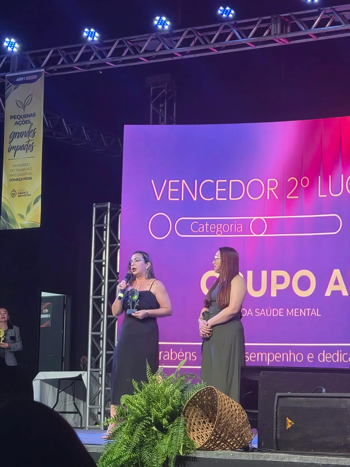 Representantes do Grupo Alemã no palco do Prêmio Ser Humano 2026 com o troféu de 2º lugar